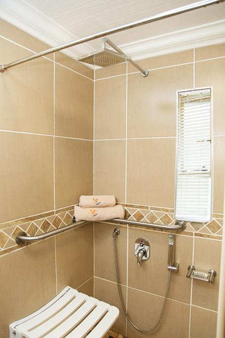 Badplaas, A Forever Resort: 4-Sleeper Wheelchair Friendly Chalet. 2  bedrooms (1 double bed & 2 single beds)