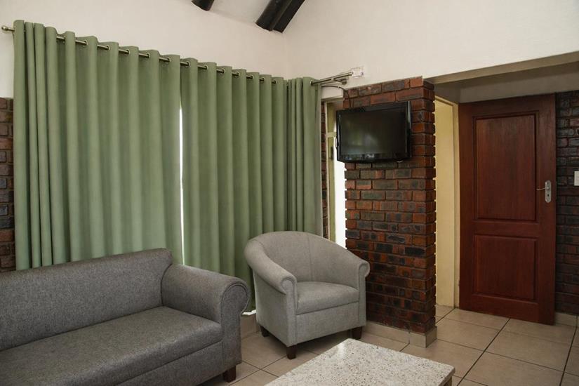 Badplaas, A Forever Resort: 4-Sleeper Chalet. 2 bedrooms (1 double bed & 2 single beds)