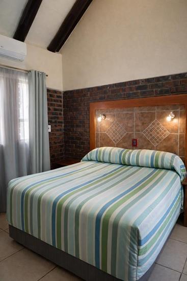 Badplaas, A Forever Resort: 4-Sleeper Chalet. 2 bedrooms (1 double bed & 2 single beds)