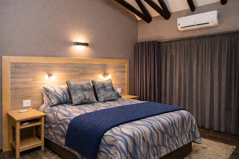 Badplaas, A Forever Resort: 10-Sleeper Guest House. 3 bedrooms (1 queen bed, 2 double beds, 2 single beds & bunker bed)