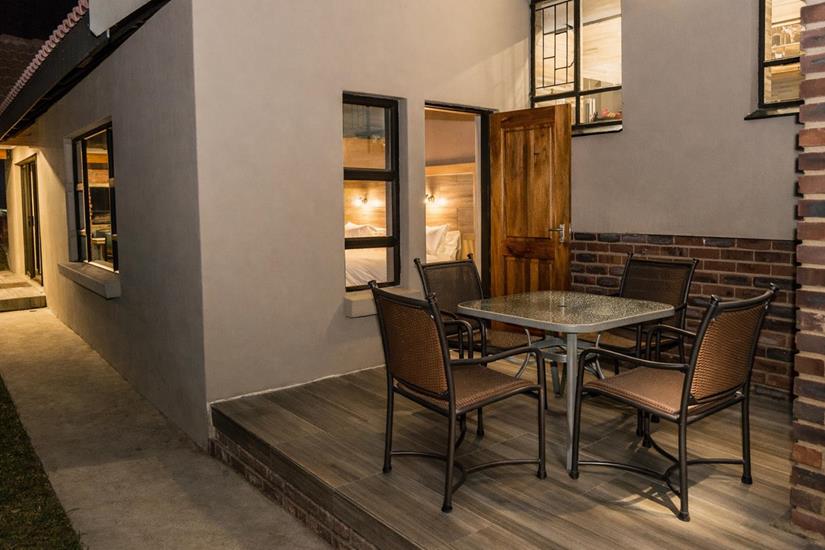 Badplaas, A Forever Resort: 10-Sleeper Guest House. 3 bedrooms (1 queen bed, 2 double beds, 2 single beds & bunker bed)