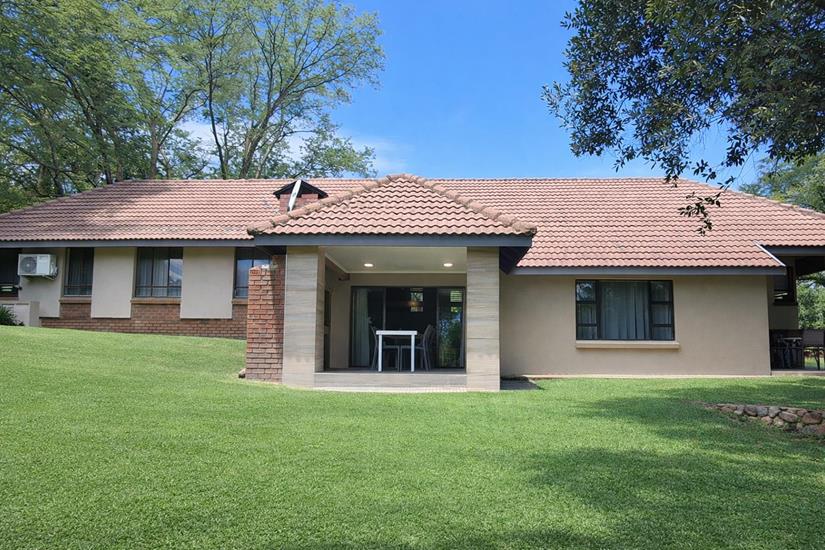 Badplaas, A Forever Resort: 10-Sleeper Guest House. 3 bedrooms (1 queen bed, 2 double beds, 2 single beds & bunker bed)